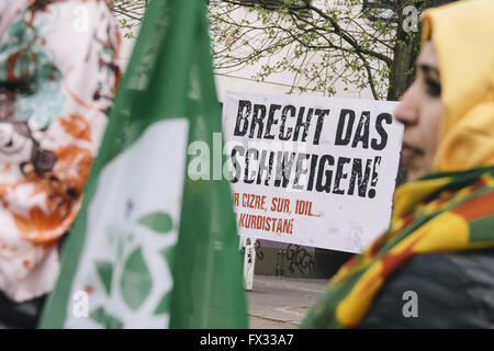 Berlin, Berlin, Deutschland. 10. April 2016. "Break The Silence" Demonstranten vor Ort eines Banners während der Anti-AKP-Rallye in Berlin Kreuzberg gegen die angekündigten Demonstrationen der türkischen Nationalisten und richtige Ultragruppen am Berliner Hermannplatz nicht. Bildnachweis: Jan Scheunert/ZUMA Draht/Alamy Live-Nachrichten Stockfoto