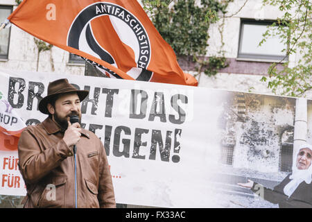 Berlin, Berlin, Deutschland. 10. April 2016. Demonstrant vor Fahnen und Flaggen während der Anti-AKP-Rallye in Berlin Kreuzberg gegen die angekündigten Demonstrationen der türkischen Nationalisten und richtige Ultragruppen am Berliner Hermannplatz, die nicht stattgefunden hat. Bildnachweis: Jan Scheunert/ZUMA Draht/Alamy Live-Nachrichten Stockfoto