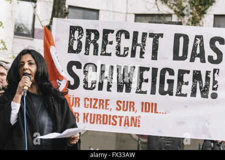 Berlin, Berlin, Deutschland. 10. April 2016. MEHTAP EROL, Sprecherin der Berliner HDP, während der Anti-AKP-Rallye in Berlin-Kreuzberg gegen die angekündigten Demonstrationen der türkischen Nationalisten und richtige Ultragruppen am Berliner Hermannplatz, die nicht stattgefunden hat. Bildnachweis: Jan Scheunert/ZUMA Draht/Alamy Live-Nachrichten Stockfoto