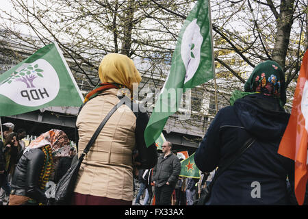 Berlin, Berlin, Deutschland. 10. April 2016. Demonstranten halten Flaggen der HDP (Halklarin Demokratik Partisi) während der Anti-AKP-Rallye in Berlin Kreuzberg gegen die angekündigten Demonstrationen der türkischen Nationalisten und richtige Ultragruppen am Berliner Hermannplatz, die nicht stattgefunden hat. Bildnachweis: Jan Scheunert/ZUMA Draht/Alamy Live-Nachrichten Stockfoto