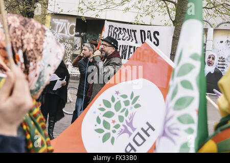 Berlin, Berlin, Deutschland. 10. April 2016. OLIVER HOEFINGHOFF sprechen während der Anti-AKP-Rallye in Berlin Kreuzberg gegen die angekündigten Demonstrationen der türkischen Nationalisten und richtige Ultragruppen am Berliner Hermannplatz, die nicht stattgefunden hat. Bildnachweis: Jan Scheunert/ZUMA Draht/Alamy Live-Nachrichten Stockfoto