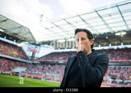 Köln, Deutschland. 10. April 2016. Leverkusens Trainer Roger Schmidt vor der deutschen Fußball-Bundesliga-Fußball im Bild Kopf match zwischen FC Köln und Bayer Leverkusen in der Publikumseingänge in Köln, 10. April 2016. Foto: ROLF VENNENBERND/Dpa (EMBARGO Bedingungen - Achtung: aufgrund der Akkreditierungsrichtlinien die DFL nur erlaubt die Veröffentlichung und Nutzung von bis zu 15 Bilder pro Spiel im Internet und in Online-Medien während des Spiels.) / Dpa/Alamy Live News Stockfoto