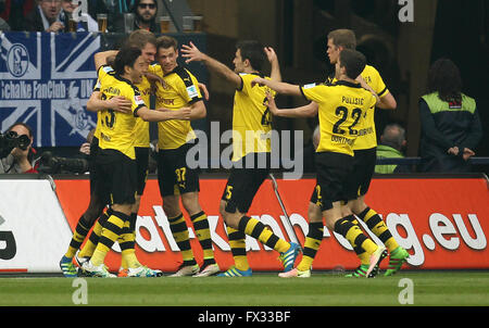 Gelsenkirchen, Deutschland. 10. April 2016. Dortmunder Matthias Ginter (2 L) feiert sein 2: 1 Tor mit Teamkollegen Erik Durm, Sokratis, Christian Pulisic, Shinji Kagawa (L-R) und Sven Bender in der deutschen Bundesliga-Fußballspiel zwischen FC Schalke 04 und Borussia Dortmund in der Veltins Arena in Gelsenkirchen, Deutschland, 10. April 2016. Foto: INA FASSBENDER/Dpa (EMBARGO Bedingungen - Achtung: aufgrund der Akkreditierungsrichtlinien die DFL nur erlaubt die Veröffentlichung und Nutzung von bis zu 15 Bilder pro Spiel im Internet und in Online-Medien während des Spiels.) / Dpa/Alamy Live News Stockfoto