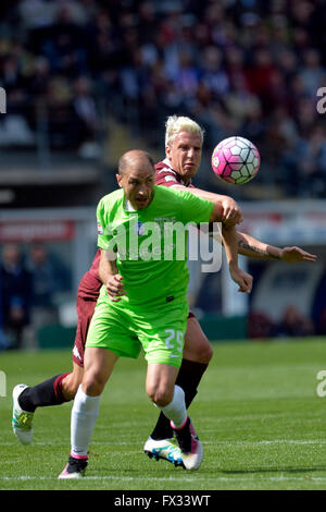 Turin, Italien. 10. April 2016. Serie A Fußball. Torino gegen Atalanta Bergamo. Gabriel Paletta schirmt den Ball von Maxi Lopez Credit: Action Plus Sport Bilder/Alamy Live News Stockfoto