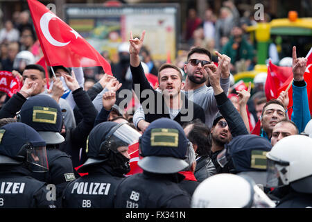 Köln, Deutschland. 10. April 2016. Teilnehmer an einer Kundgebung der nationalistischen Türken provozieren Counterprotesters in Köln, 10. April 2016. Foto: MARIUS BECKER/Dpa/Alamy Live News Stockfoto