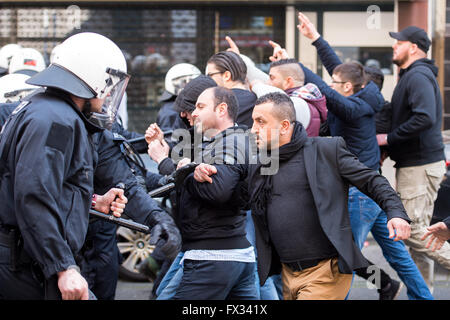 Köln, Deutschland. 10. April 2016. Mitglieder der deutschen Polizei (L) versuchen Counterprotesters zurückzudrängen, die versuchten, eine Kundgebung der nationalistischen Türken in Köln, 10. April 2016 stören. Foto: MARIUS BECKER/Dpa/Alamy Live News Stockfoto