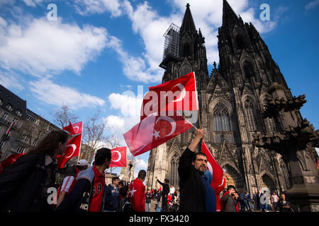 Köln, Deutschland. 10. April 2016. Teilnehmer an einer Kundgebung des Nationalisten, die Türken mit türkischen nationalen Fahnen vorbei am Dom in Köln, 10. April 2016 marschieren. Foto: MARIUS BECKER/Dpa/Alamy Live News Stockfoto