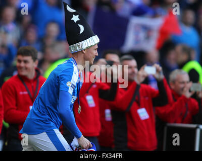 Hampden Park, Glasgow, Schottland. 10. April 2016. Petrofac Training-Cup-Finale. Rangers gegen Peterhead. Kenny Miller setzt auf einem Zauberhut Credit: Action Plus Sport/Alamy Live News Stockfoto