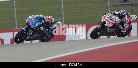 9. April 2012 - Austin, Texas, USA - Team SUZUKI ECSTAR, MAVERICK VIÑALES (25) und OCTO PRAMAC YAKHNICH, MICHELE PIRRO (51) am Drehen 11 am Sonntag Aufwärmen Runden auf der Rennstrecke von America es 2016 MOTO GP. (Kredit-Bild: © Hoss Mcbain über ZUMA Draht) Stockfoto