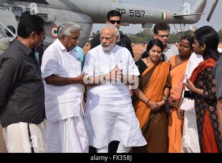 Kerala, Indien. 10. April 2016. Der indische Premierminister Narendra Modi wird bei der Ankunft, die Vernichtung am Puttingal Tempel Paravur 10. April 2016 in Kollam, Kerala, Indien zu besuchen von Hauptminister von Kerala Oommen Chandy begrüßt. Mindestens 100 Menschen wurden getötet und 500 verletzt, nachdem ein Feuerwerk während ein Hindu Neujahrsfest explodierte. Bildnachweis: Planetpix/Alamy Live-Nachrichten Stockfoto