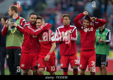 Köln, Deutschland. 10. April 2016. Leverkusen (Front L-R) Karim Bellarabi, Hakan Calhanoglu, Benjamin Henrichs und Wladlen Yurchenko feiern nach der deutschen Bundesliga-Fußballspiel zwischen FC Köln und Bayer Leverkusen in der Publikumseingänge in Köln, 10. April 2016. Foto: MAJA HITIJ/Dpa (EMBARGO Bedingungen - Achtung: aufgrund der Akkreditierungsrichtlinien die DFL nur erlaubt die Veröffentlichung und Nutzung von bis zu 15 Bilder pro Spiel im Internet und in Online-Medien während des Spiels.) / Dpa/Alamy Live News Stockfoto