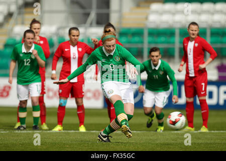 Dublin, Irland. 10. April 2016. Hayley Nolan von Irland U19 nimmt einen Elfmeter und erhält Punkte für ihr Team, Irland Frauen U19 V UEFA European Championship Elite Phase Qualifiers, Tallaght Stadium, Tallaght, Dublin, Irland, Polen Frauen U19, Peter Fitzpatrick/Alamy Live News Stockfoto