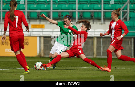 Dublin, Irland. 10. April 2016. Dearbhaile Beirne von Irland U19 ist in Angriff genommen von Marta Ossowska von Polen U19, Irland Frauen U19 V Polen Frauen U19, UEFA European Championship Elite Phase Qualifiers, Tallaght Stadium, Tallaght, Dublin, Irland, Peter Fitzpatrick/Alamy/Live - News Bildnachweis: Peter Fitzpatrick/Alamy Live News Stockfoto