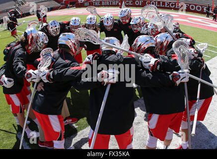 Piscataway, NJ, USA. 10. April 2016. Vor dem Spiel Rallye vor eine NCAA Lacrosse-Spiel zwischen den Michigan Wolverines und der Rutgers Scarlet Knights High Point Solutions Stadium in Piscataway, New Jersey. Nr. 18 Rutgers besiegte Michigan, 13-6. Mike Langish/Cal-Sport-Medien. © Csm/Alamy Live-Nachrichten Stockfoto