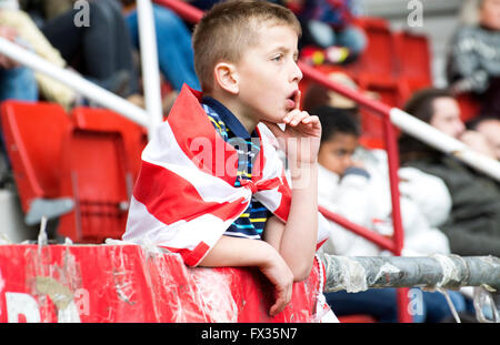 Gijón, Spanien. 10. April 2016. Ein junger Anhänger der Real Sporting de Gijon während Fußball-Spiel des spanischen "La Liga" zwischen Real Sporting de Gijon und Real Club Celta de Vigo Molinón Stadion am 10. April 2016 in Gijon, Spanien. Bildnachweis: David Gato/Alamy Live-Nachrichten Stockfoto