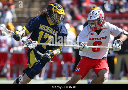 Piscataway, NJ, USA. 10. April 2016. Rutgers Zack Sikora (6) versucht Ufer Mikie Schlosser (17) zu stoppen, während eine NCAA Lacrosse-Spiel zwischen den Michigan Wolverines und der Rutgers Scarlet Knights High Point Solutions Stadium in Piscataway, New Jersey. Nr. 18 Rutgers besiegte Michigan, 13-6. Mike Langish/Cal-Sport-Medien. © Csm/Alamy Live-Nachrichten Stockfoto