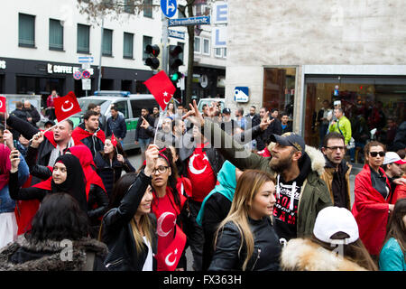 München, Deutschland. 10. April 2016. Überall in Deutschland türkische Nationalisten für Friedensdemonstrationen gegen die PKK und ISIS mobilisiert. Ca. 500 trat die Kundgebung in München. Zusammenstößen brachen als kurdische Aktivisten und Antifacists auf den Weg und versuchte, die Straße zu blockieren. Türkischen Demonstranten angegriffen Personen und Polizei Griff. Nach Beendigung des Events war bekam Aktivisten beider Seiten in kleinere Kämpfe. Mindestens eine Person wurde verletzt. 10. April 2016. Bildnachweis: Michael Trammer/ZUMA Draht/Alamy Live-Nachrichten Stockfoto