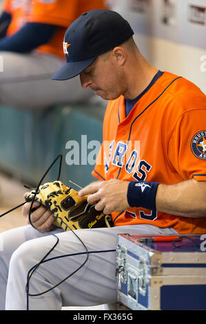 Milwaukee, WI, USA. 10. April 2016. Houston Astros Catcher Erik Kratz #23 arbeitet an seinem Handschuh während der Major League Baseball Spiel zwischen den Milwaukee Brewers und den Houston Astros im Miller Park in Milwaukee, Wisconsin. John Fisher/CSM/Alamy Live-Nachrichten Stockfoto