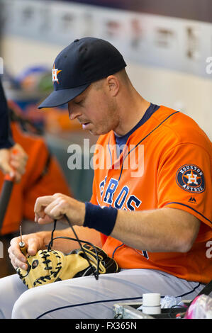 Milwaukee, WI, USA. 10. April 2016. Houston Astros Catcher Erik Kratz #23 Fäden seinem Handschuh während der Major League Baseball Spiel zwischen den Milwaukee Brewers und den Houston Astros im Miller Park in Milwaukee, Wisconsin. John Fisher/CSM/Alamy Live-Nachrichten Stockfoto