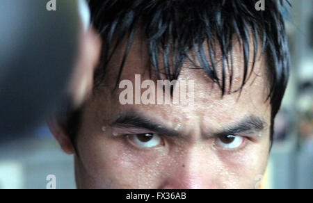 9. April 2016 - Datei Bild von MANNY PACQUIAO. Manny "Pacman" Pacquiao (58-6-2) in den Ruhestand nach dem Sieg gegen T. Bradley durch einstimmigen Beschluss. Die philippinische Superstar hatte eine 21-jährige Karriere immer das erste und nur acht-Teilung Weltmeister, in denen er zehn WM-Titel als auch der erste, der die lineare Meisterschaft in vier verschiedenen Gewichtsklassen zu gewinnen gewonnen hat. Laut Forbes war er der 2. höchste bezahlte Sportler der Welt ab 2015. Bild: 28. Januar 2005 trainiert - Hollywood, Kalifornien, USA - philippinische Superstar Boxer Manny Pacquiao "Pacman" für die WBO-12-Runden-super-Leistung Stockfoto