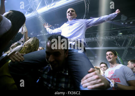 Zagreb, Kroatien. 9. April 2016. : Das Publikum auf der Bühne von La Fiesta Sensation party in Hypo Center in Zagreb, Kroatien. Credit: PhotoJa/Alamy leben Nachrichten Stockfoto