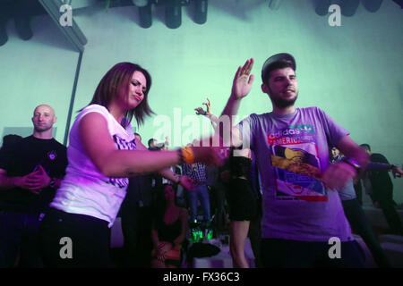 Zagreb, Kroatien. 9. April 2016. : Das Publikum tanzen auf der Bühne von La Fiesta Sensation party in Hypo Center in Zagreb, Kroatien. Credit: PhotoJa/Alamy leben Nachrichten Stockfoto