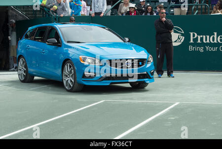 Charleston, South Carolina, USA. 10. April 2016. Sloane Stephens (USA) gewinnt das Finale, einen Pokal und ein Auto gegen Elena Vesnina (RUS) 7: 6, 6: 2, bei der Volvo Car Open gespielt wird im Kreis der Familie Tennis Center in Charleston, South Carolina. Bildnachweis: Leslie Billman/Tennisclix/Cal Sport Media/Alamy Live-Nachrichten Stockfoto