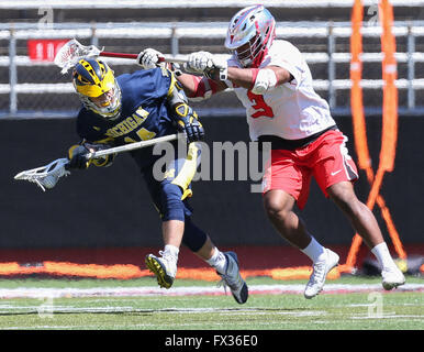 Piscataway, NJ, USA. 10. April 2016. Rutgers Tschad Toliver (3) auf den Angriff bei einem NCAA Lacrosse-Spiel zwischen den Michigan Wolverines und der Rutgers Scarlet Knights High Point Solutions Stadium in Piscataway, New Jersey. Nr. 18 Rutgers besiegte Michigan, 13-6. Mike Langish/Cal-Sport-Medien. © Csm/Alamy Live-Nachrichten Stockfoto