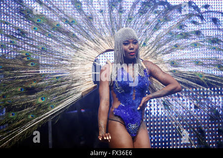 Zagreb, Kroatien. 9. April 2016. : Glamouröse und attraktive La Fiesta Tänzer tanzen auf der Bühne von La Fiesta Sensation party in Hypo Center in Zagreb, Kroatien. Credit: PhotoJa/Alamy leben Nachrichten Stockfoto