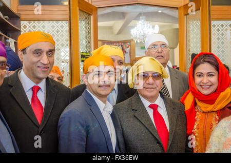 London, UK.  10. April 2016 besucht Sadiq Khan MP, Labour Anwärter für Bürgermeister von London, Southall und der Gurdwara Sri Guru Singh Sabha Tempel zu Beginn des Festivals Vaisakhi in Southall, West London. Zehntausende von Menschen nahmen an der Prozession von der Sri Guru Singh Sabha Gurdwara Vaisakhi, das Erntedankfest feiern.  Bildnachweis: Ilyas Ayub / Alamy Live News Stockfoto