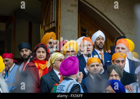 London, UK.  10. April 2016 spricht Zac Goldsmith das Publikum. Besuchen Sie Zac Goldsmith, konservativen Anwärter für Bürgermeister von London und Sadiq Khan MP, Labour Anwärter für Bürgermeister von London, Southall und der Gurdwara Sri Guru Singh Sabha Tempel zu Beginn des Festivals Vaisakhi in Southall, West London. Zehntausende von Menschen nahmen an der Prozession von der Sri Guru Singh Sabha Gurdwara Vaisakhi, das Erntedankfest feiern.  Bildnachweis: Ilyas Ayub / Alamy Live News Stockfoto