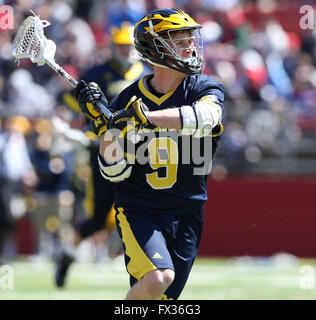 Piscataway, NJ, USA. 10. April 2016. Ufer Dan Kinek (9) sieht um bei einem NCAA Lacrosse-Spiel zwischen der Michigan und der Rutgers Scarlet Knights High Point Solutions Stadium in Piscataway, New Jersey zu übergeben. Nr. 18 Rutgers besiegte Michigan, 13-6. Mike Langish/Cal-Sport-Medien. © Csm/Alamy Live-Nachrichten Stockfoto