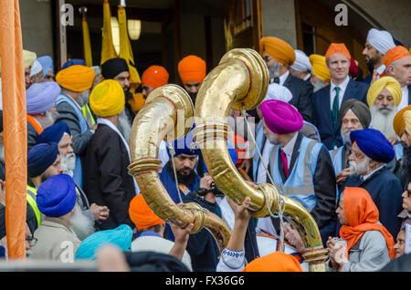 London, UK.  10. April 2016 Zehntausende von Menschen nahmen an der Prozession von der Sri Guru Singh Sabha Gurdwara Vaisakhi, das Erntedankfest feiern.  Bildnachweis: Ilyas Ayub / Alamy Live News Stockfoto