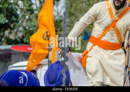 London, UK. 10. April 2016.  Zehntausende von Menschen nahmen an der Prozession von der Sri Guru Singh Sabha Gurdwara Vaisakhi, das Erntedankfest feiern.  Bildnachweis: Ilyas Ayub / Alamy Live News Stockfoto