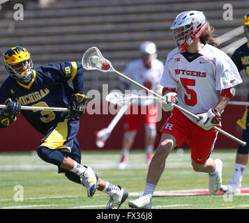 Piscataway, NJ, USA. 10. April 2016. Rutgers Kyle Pless (5) bringt den Ball Upfield bei einem NCAA Lacrosse-Spiel zwischen den Michigan Wolverines und der Rutgers Scarlet Knights High Point Solutions Stadium in Piscataway, New Jersey. Nr. 18 Rutgers besiegte Michigan, 13-6. Mike Langish/Cal-Sport-Medien. © Csm/Alamy Live-Nachrichten Stockfoto