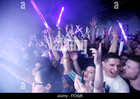 Zagreb, Kroatien. 9. April 2016. : Das Publikum mit leuchtenden Stöcken auf La Fiesta Bühne von Sensation party im Hypo-Zentrum in Zagreb, Kroatien. Bildnachweis: PhotoJa/Alamy Live-Nachrichten Stockfoto