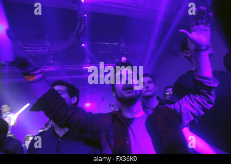 Zagreb, Kroatien. 9. April 2016. : Das Publikum mit den Händen oben auf La Fiesta Bühne von Sensation party im Hypo-Zentrum in Zagreb, Kroatien. Bildnachweis: PhotoJa/Alamy Live-Nachrichten Stockfoto