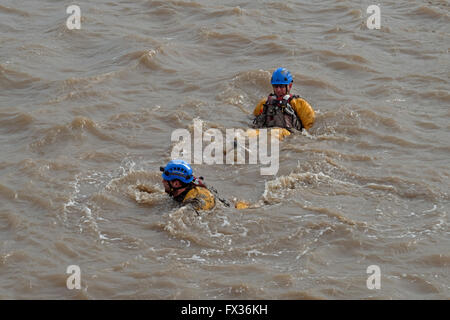 Regensburg, UK. 10. April 2016. Mitglieder einer Küstenwache Rettungsmannschaft aufräumen in den Marine-See nach dem üben Schlamm Rettungstechniken am Strand von Weston-super-Mare. Weston-super-Mare ist auf den Bristolkanal, die zweit-höchsten Tidenhub der Welt hat, und die Rettungsdiensten müssen ständig auf die Gefahren durch den weichen Schlamm, der bei Ebbe ausgesetzt ist vorbereitet sein. Bildnachweis: Keith Ramsey/Alamy Live-Nachrichten Stockfoto