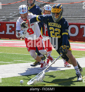 Piscataway, NJ, USA. 10. April 2016. Ufer Gerarld Logan (22) und Rutgers Adam Charalambides (9) Kampf um den Ball bei einem NCAA Lacrosse-Spiel zwischen den Michigan Wolverines und der Rutgers Scarlet Knights High Point Solutions Stadium in Piscataway, New Jersey. Nr. 18 Rutgers besiegte Michigan, 13-6. Mike Langish/Cal-Sport-Medien. © Csm/Alamy Live-Nachrichten Stockfoto