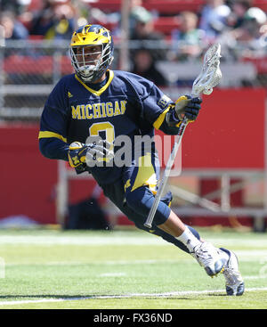 Piscataway, NJ, USA. 10. April 2016. Ufer Chase Young (3) Gebühren Feld bei einem NCAA Lacrosse-Spiel zwischen den Michigan Wolverines und der Rutgers Scarlet Knights High Point Solutions Stadium in Piscataway, New Jersey. Nr. 18 Rutgers besiegte Michigan, 13-6. Mike Langish/Cal-Sport-Medien. © Csm/Alamy Live-Nachrichten Stockfoto