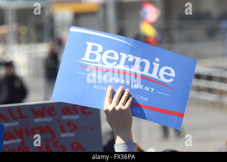 Coney Island, New York, USA. 10. April 2016. Bernie Sanders Rallye auf der Promenade von Coney Island. Bildnachweis: Eric Kowalsky/Alamy Live-Nachrichten Stockfoto