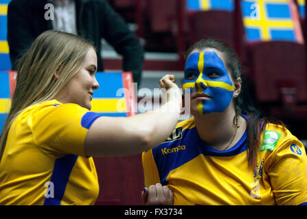 Malmö, Schweden, 10. April 2016. Fans von der schwedischen Nationalmannschaft vorzubereiten für das Spiel zwischen Spanien und Schweden während der IHF 2016 Herren Olympischen Qualifikationsturnier. Bildnachweis: OJPHOTOS/Alamy Live-Nachrichten Stockfoto