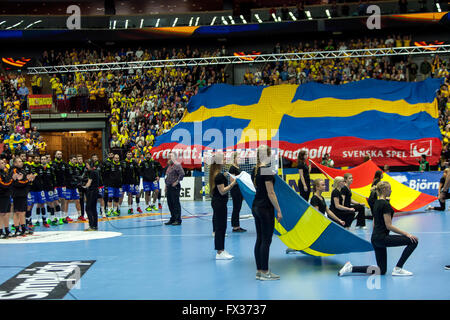 Malmö, Schweden, 10. April 2016. Line-up vor dem Spiel zwischen Spanien und Schweden während der IHF 2016 Herren Olympischen Qualifikationsturnier in Malmö Arena zu kennzeichnen.  Spanien gewann das Spiel 25 – 23, aber Schweden qualifizierte sich für die Olympischen Spiele Teilnahme Spanien zum ersten Mal in 40 Jahren nicht qualifizieren konnte. Bildnachweis: OJPHOTOS/Alamy Live-Nachrichten Stockfoto