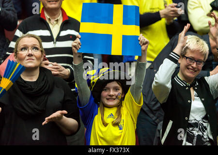 Malmö, Schweden, 10. April 2016. Schwedischen Fans feiern während der IHF 2016 Herren Olympischen Qualifikationsturnier zwischen Spanien und Schweden in Malmö Arena.  Spanien gewann das Spiel 25 – 23, aber Schweden qualifizierte sich für die Olympischen Spiele Teilnahme Spanien zum ersten Mal in 40 Jahren nicht qualifizieren konnte. Bildnachweis: OJPHOTOS/Alamy Live-Nachrichten Stockfoto