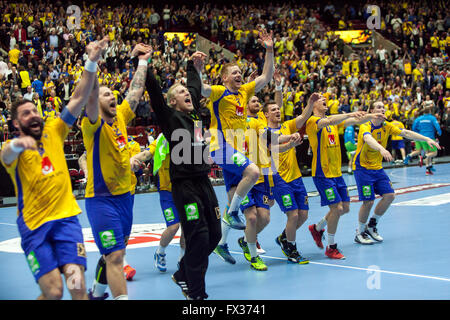 Malmö, Schweden, 10. April 2016. Die schwedische Nationalmannschaft feiern, die sie nach dem Spiel gegen Spanien während der IHF 2016 Herren Olympischen Qualifikationsturnier für die Olympischen Spiele qualifiziert sind.  Spanien gewann das Spiel 25 – 23, aber Schweden qualifizierte sich für die Olympischen Spiele Teilnahme Spanien zum ersten Mal in 40 Jahren nicht qualifizieren konnte. Bildnachweis: OJPHOTOS/Alamy Live-Nachrichten Stockfoto