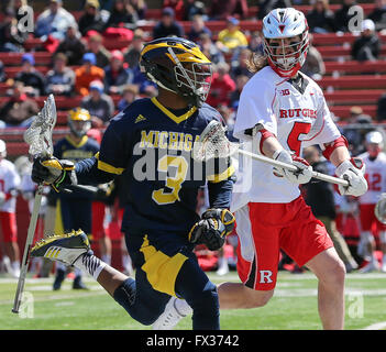 Piscataway, NJ, USA. 10. April 2016. Rutgers Kyle Pless (5) versucht zu verlangsamen Ufer Chase Young (3) bei einem NCAA Lacrosse-Spiel zwischen den Michigan Wolverines und der Rutgers Scarlet Knights High Point Solutions Stadium in Piscataway, New Jersey. Nr. 18 Rutgers besiegte Michigan, 13-6. Mike Langish/Cal-Sport-Medien. © Csm/Alamy Live-Nachrichten Stockfoto