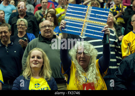 Malmö, Schweden, 10. April 2016. Schwedischen Fans feiern während der IHF 2016 Herren Olympischen Qualifikationsturnier zwischen Spanien und Schweden in Malmö Arena.  Spanien gewann das Spiel 25 – 23, aber Schweden qualifizierte sich für die Olympischen Spiele Teilnahme Spanien zum ersten Mal in 40 Jahren nicht qualifizieren konnte. Bildnachweis: OJPHOTOS/Alamy Live-Nachrichten Stockfoto