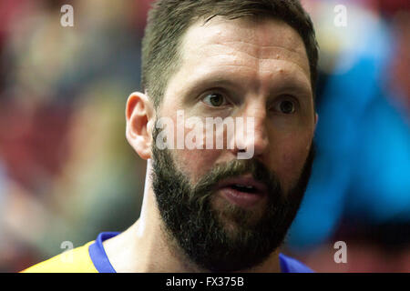 Malmö, Schweden, 10. April 2016. Schwedische Tobias Karlsson während der IHF 2016 Herren Olympischen Qualifikationsturnier zwischen Spanien und Schweden in Malmö Arena abgebildet.  Spanien gewann das Spiel 25 – 23, aber Schweden qualifizierte sich für die Olympischen Spiele Teilnahme Spanien zum ersten Mal in 40 Jahren nicht qualifizieren konnte. Bildnachweis: OJPHOTOS/Alamy Live-Nachrichten Stockfoto