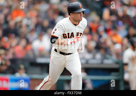 San Francisco, Kalifornien, USA. 10. April 2016. San Francisco Giants Catcher Buster Posey (28) läuft während der MLB-Baseball-Spiel zwischen den San Francisco Giants und die Los Angeles Dodgers im AT&T Park. Bildnachweis: Cal Sport Media/Alamy Live-Nachrichten Stockfoto