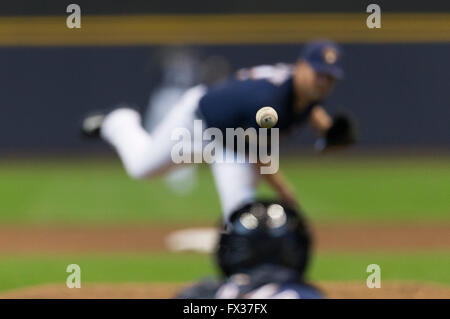 Milwaukee, WI, USA. 10. April 2016. Die Baseball ist gefangen eingefroren während des Fluges auf einem Stellplatz in der Major League Baseball Spiel zwischen den Milwaukee Brewers und den Houston Astros im Miller Park in Milwaukee, Wisconsin. John Fisher/CSM/Alamy Live-Nachrichten Stockfoto